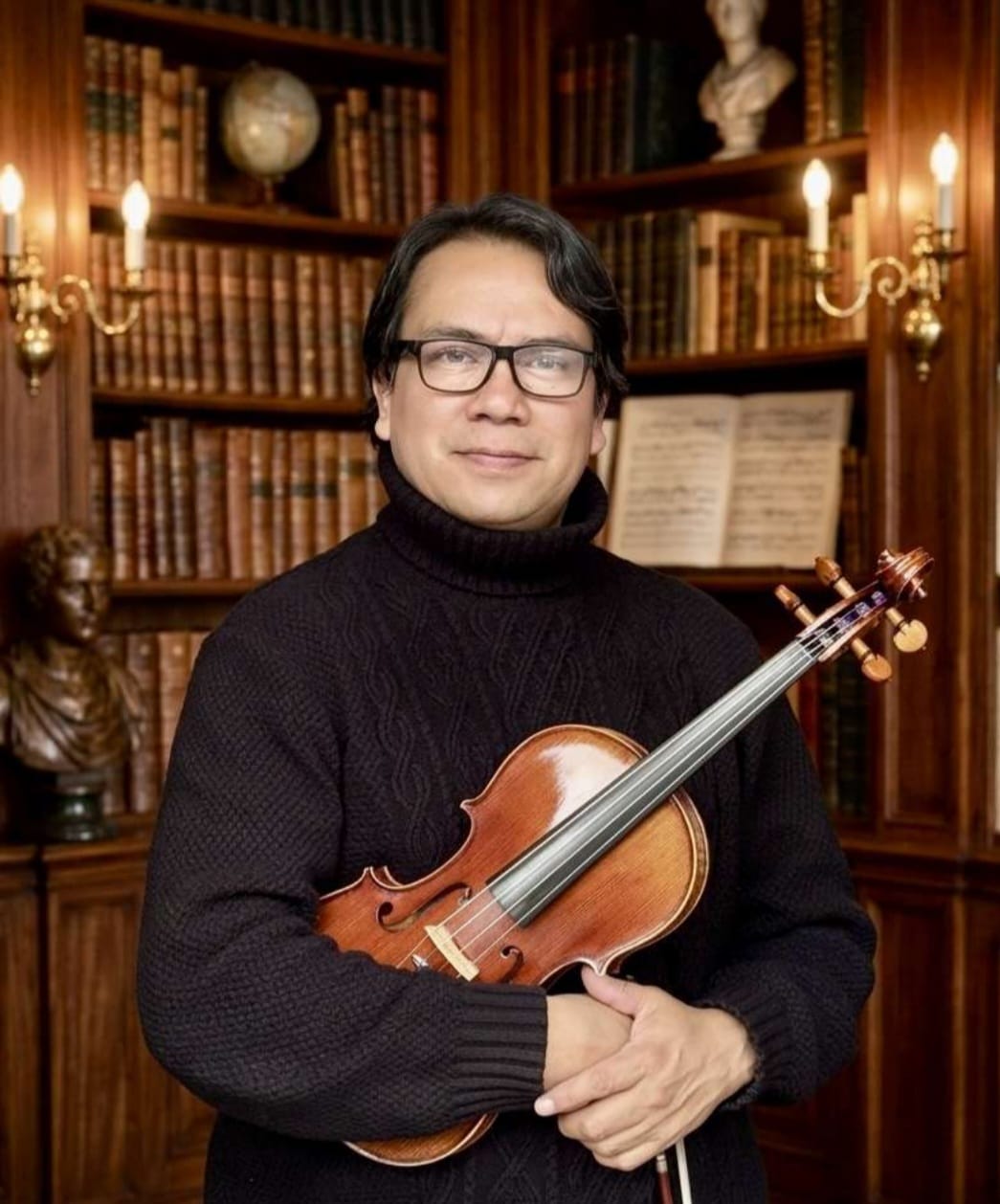 Retrato del maestro Patricio Mora con su violín